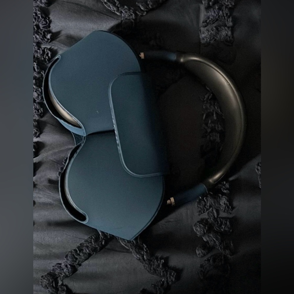 AirPod Maxes in Blue - Picture 4 of 4